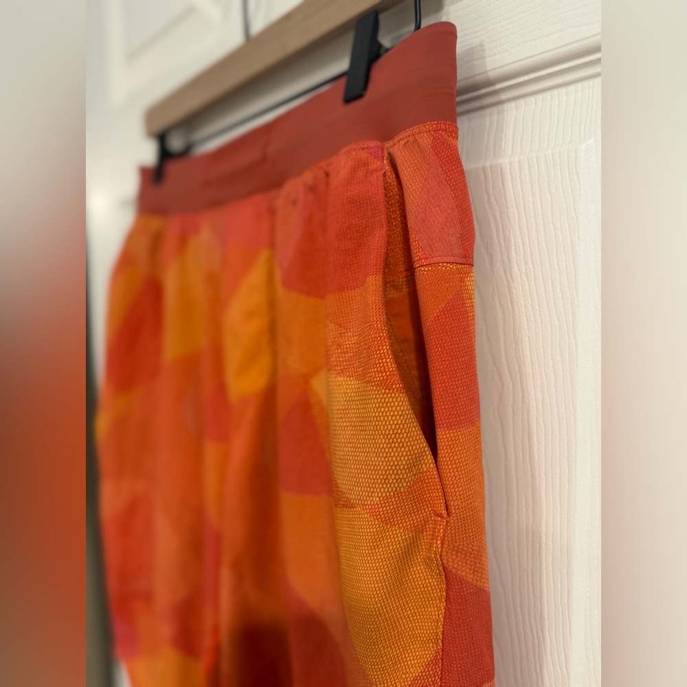 Lululemon Men’s Pace Breaker Shorts Orange Geometric Print Size M - Picture 5 of 12